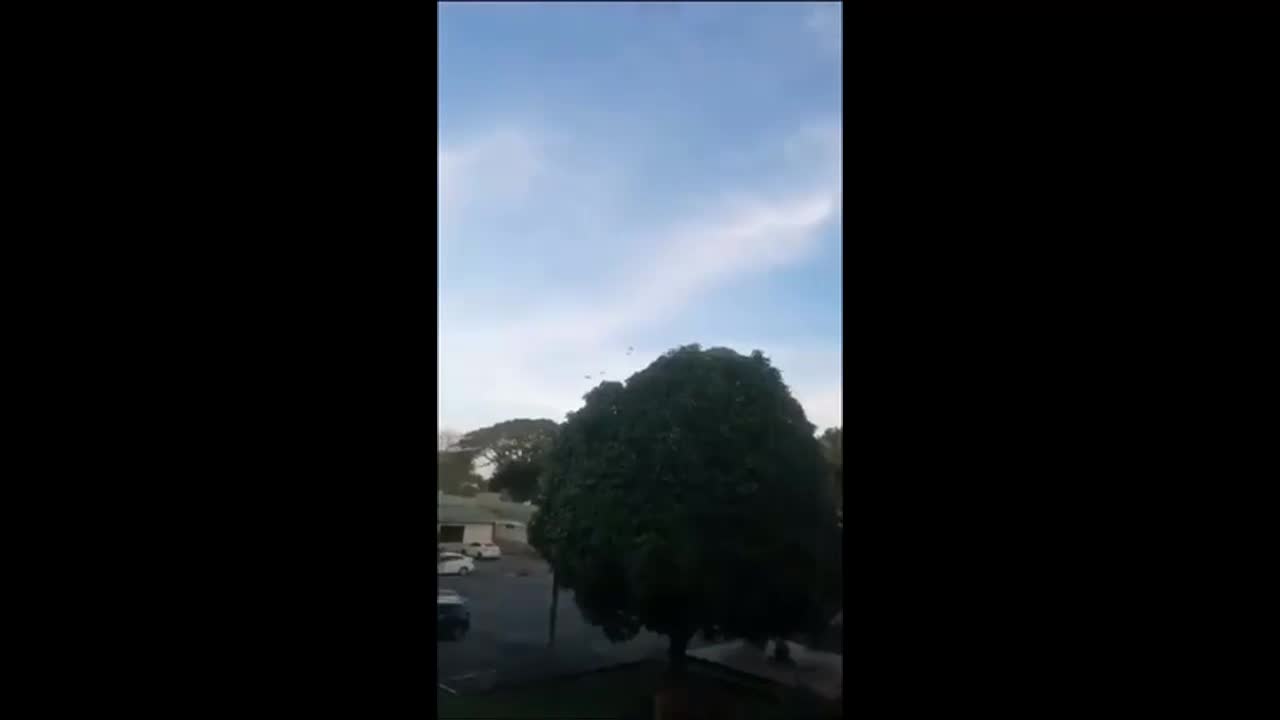 Video - Clip: Khoảnh khắc 2 máy bay quân sự va chạm bốc cháy trên không trung