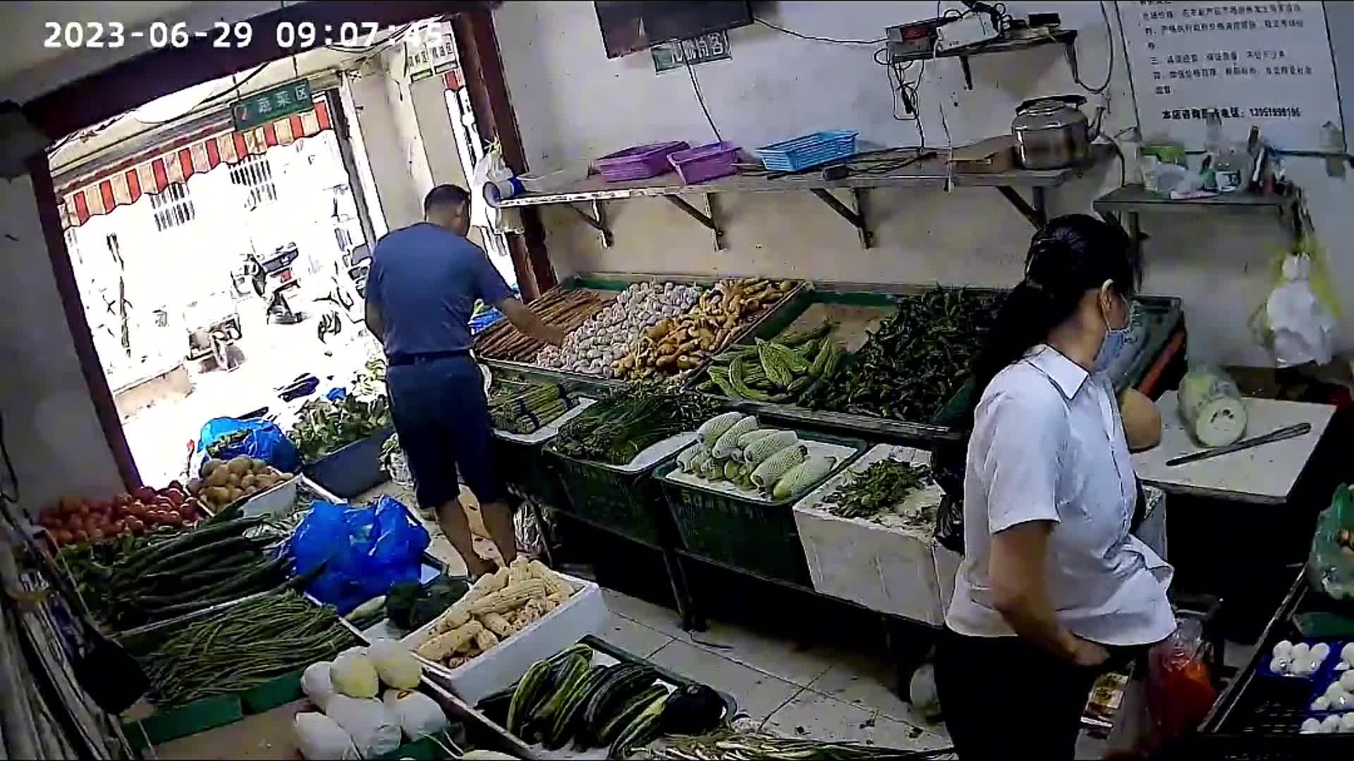 Video - Clip: Trộm đồ nhét vào trong quần, người phụ nữ bị bắt tại trận