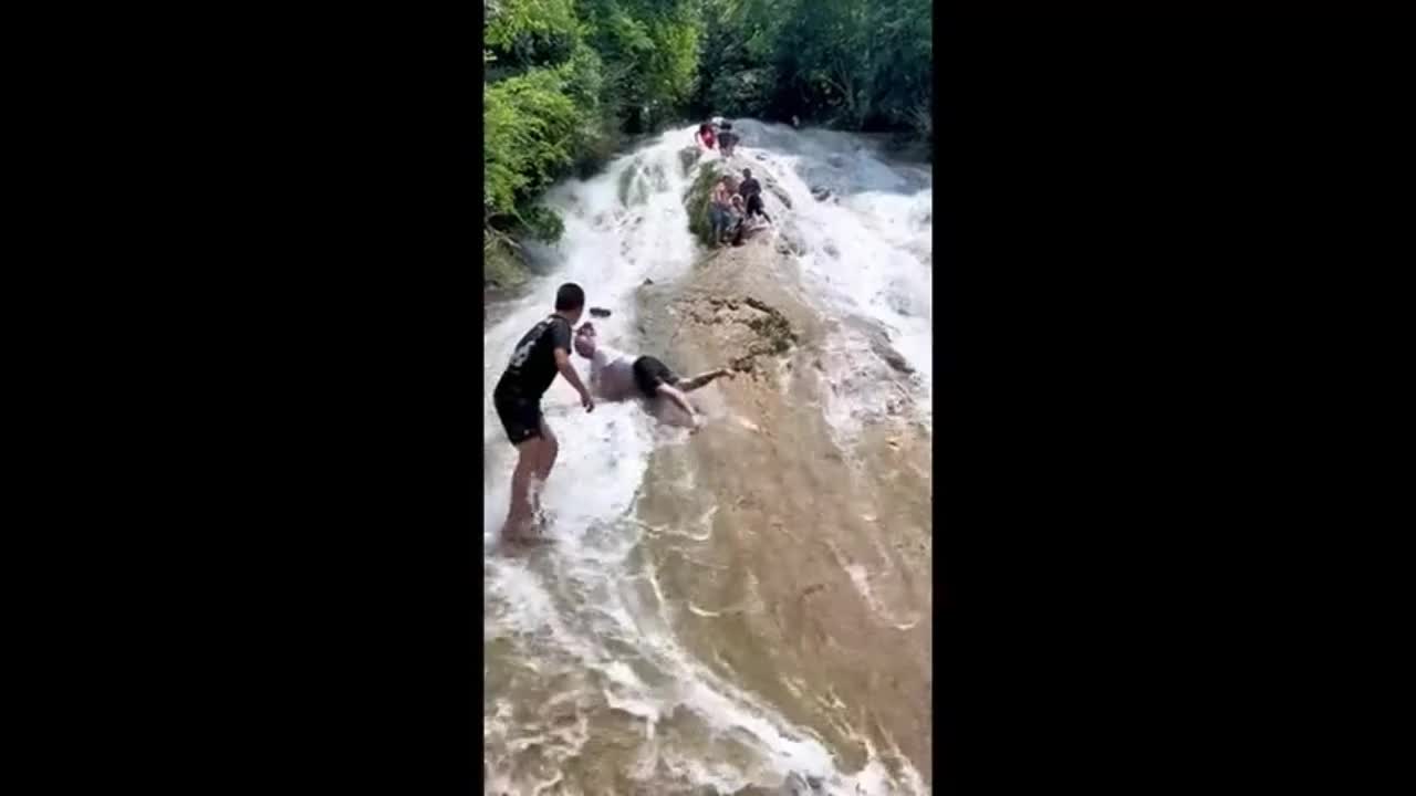 Video - Clip: Du khách thoát chết thần kỳ sau khi rơi xuống thác nước