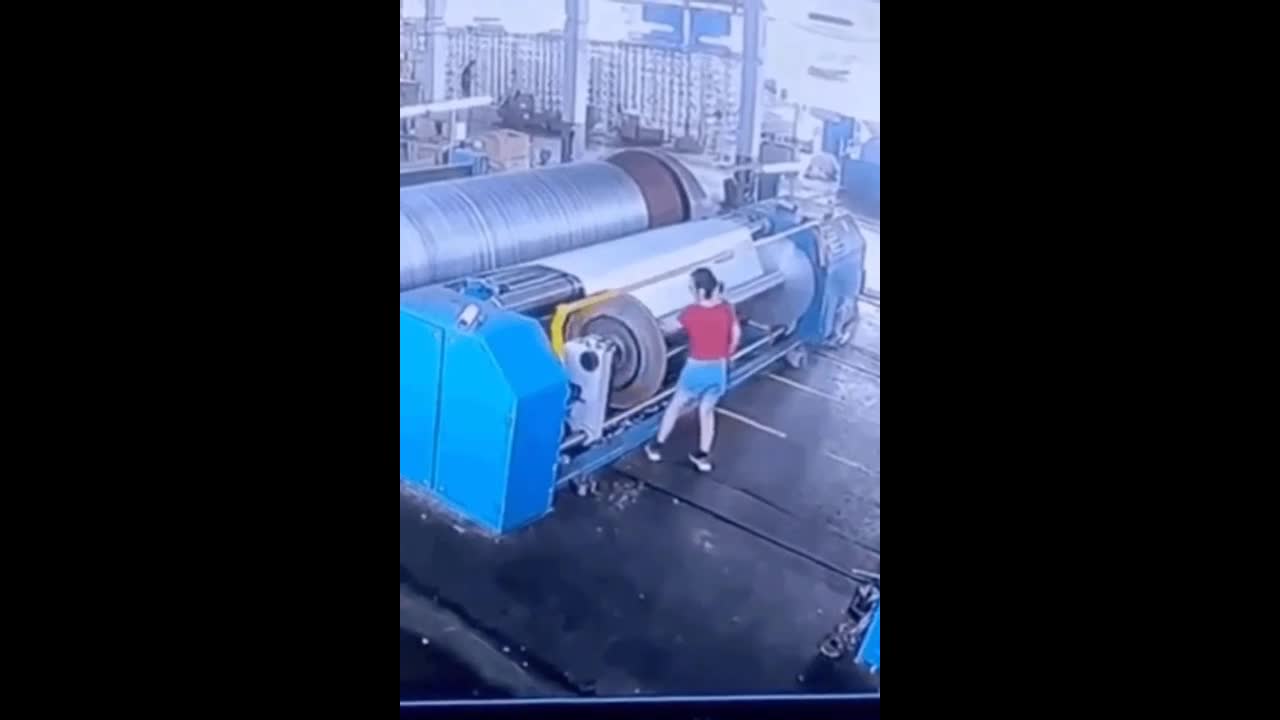 Video - Clip: Người phụ nữ bất ngờ bị cỗ máy khổng lồ 'nuốt chửng' và cái kết