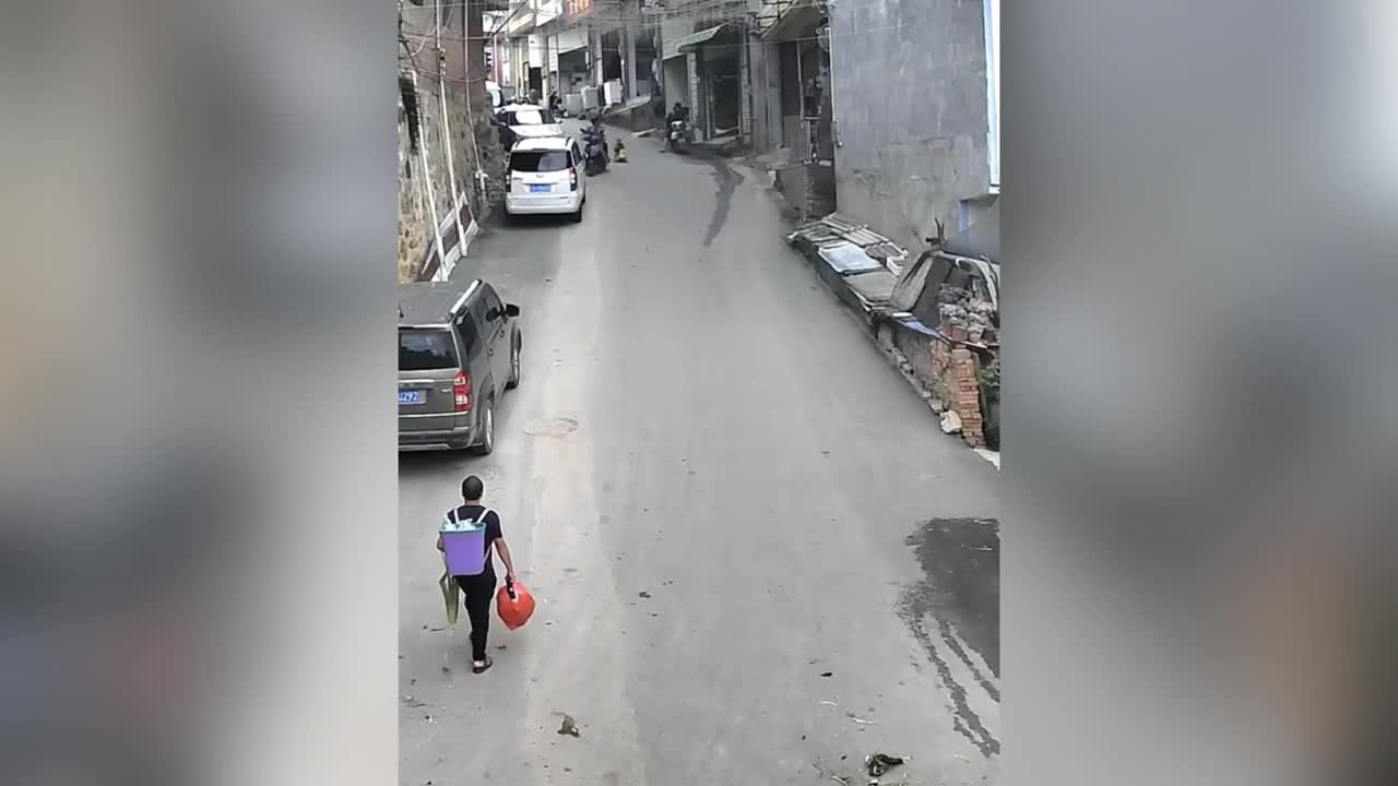 Video - Clip: Người đàn ông nhanh trí cứu bé trai thoát nạn trong gang tấc
