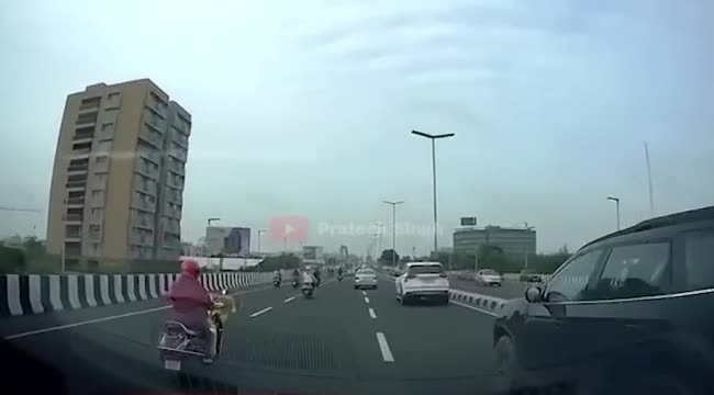 Video - Clip: Đâm vào ô tô dừng đột ngột, thanh niên ngã đập mặt xuống đường