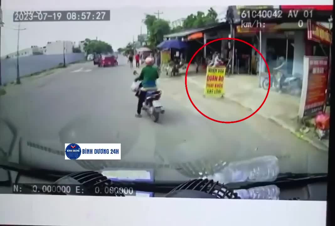 Video - Clip: Người đàn ông 'tung cước' hạ gục tên trộm kéo lê người phụ nữ