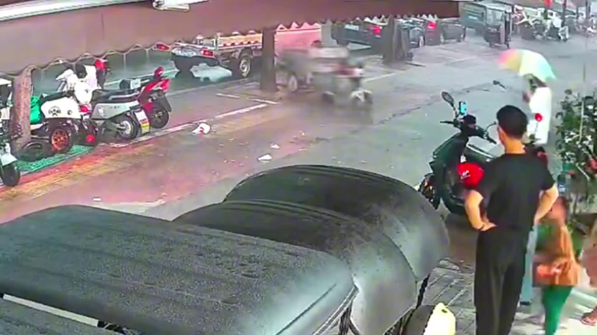 Video - Clip: Xe ba bánh không người lái tự di chuyển rồi 'đại náo' đường phố