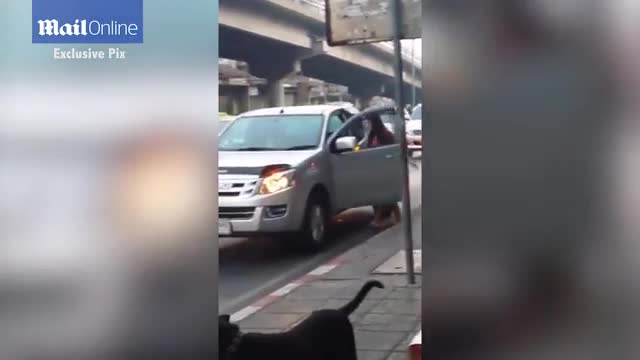 Video - Clip: Chồng đi nhậu suốt đêm không về nhà, vợ vác dao đe dọa giữa phố