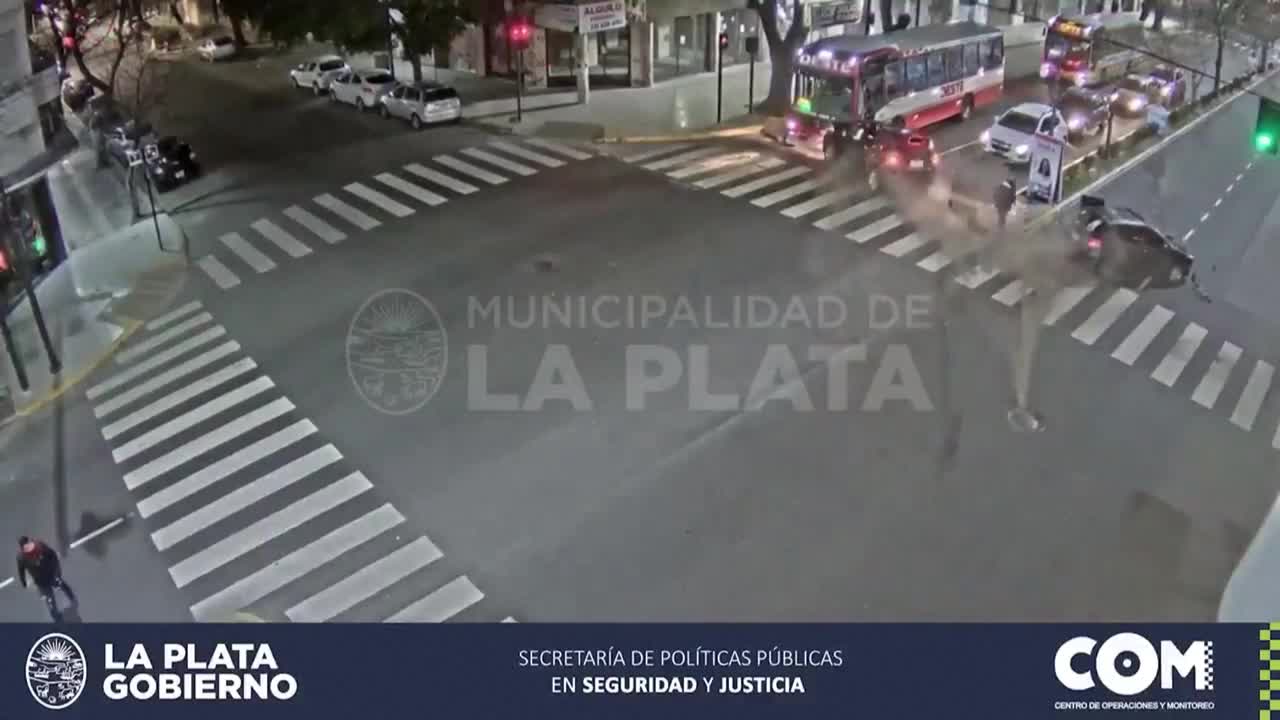 Video - Clip: Hai ô tô đâm nhau giữa ngã tư, người phụ nữ thoát chết khó tin