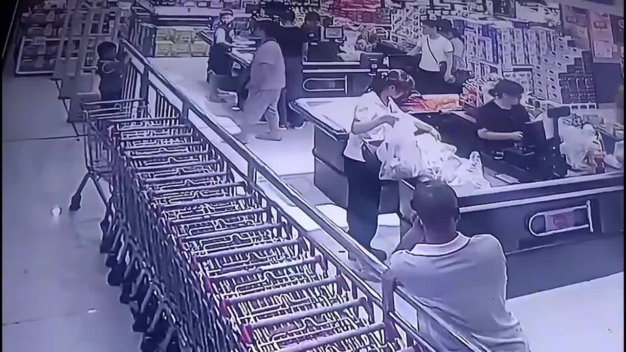 Video - Clip: Chạm tay vào lan can siêu thị, bé trai bị điện giật ngã gục