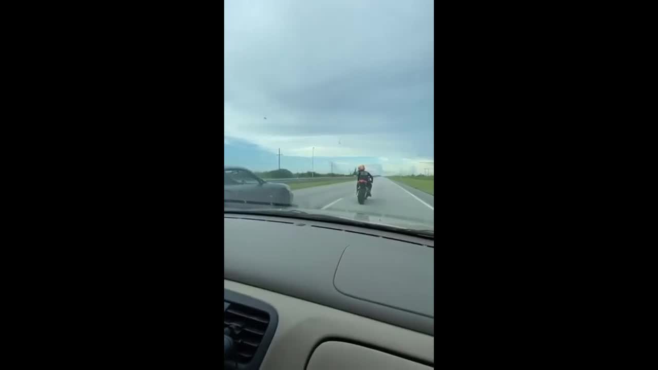 Video - Clip: Đua tốc độ với Porsche, thanh niên văng khỏi xe phân khối lớn