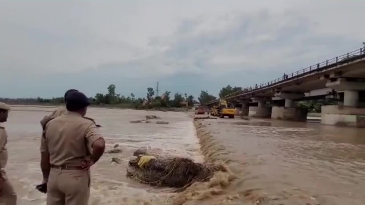 Video - Clip: Giải cứu xe chở 40 khách mắc kẹt dưới dòng nước dâng cao