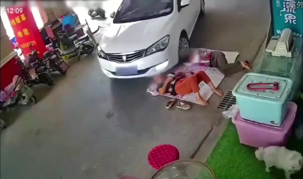 Video - Clip: Nằm ngủ trên đường, 2 người phụ nữ bị ô tô cán trúng và cái kết