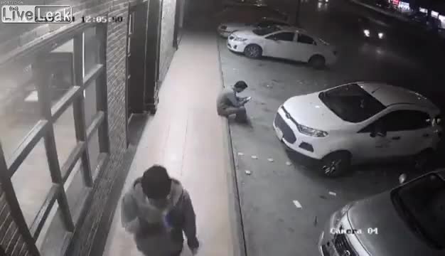 Video - Clip: Phản xạ cực nhanh, người đàn ông thoát cú tông trực diện