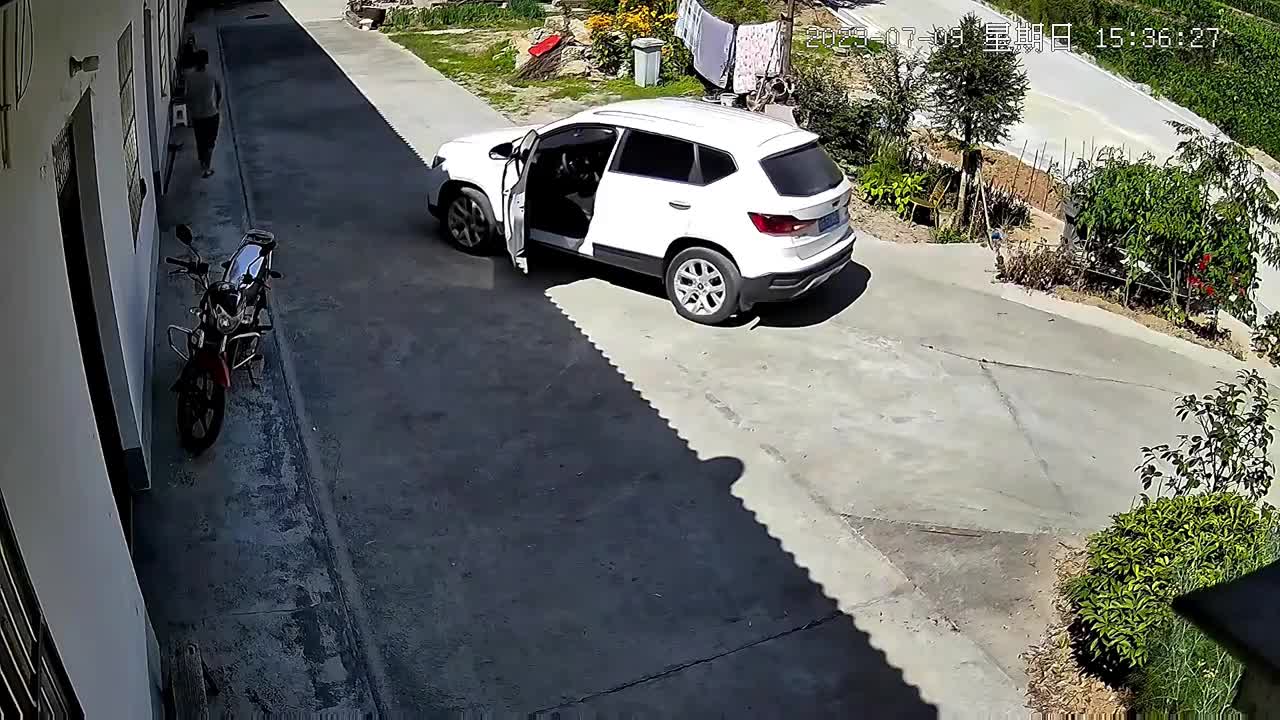 Video - Clip: Dừng xe quên kéo phanh tay, tài xế khiến ô tô lao xuống hố sâu