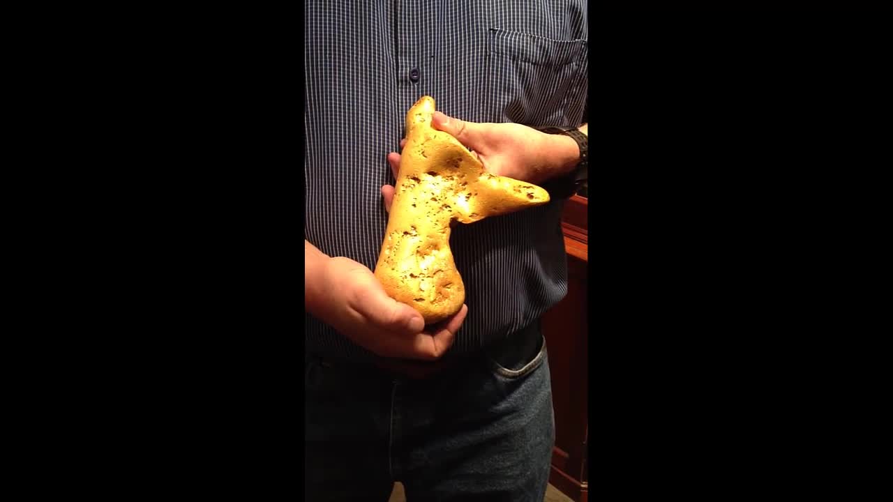 Video - Người đàn ông tìm thấy cục vàng khổng lồ nặng 5,5kg có hình dáng kỳ lạ