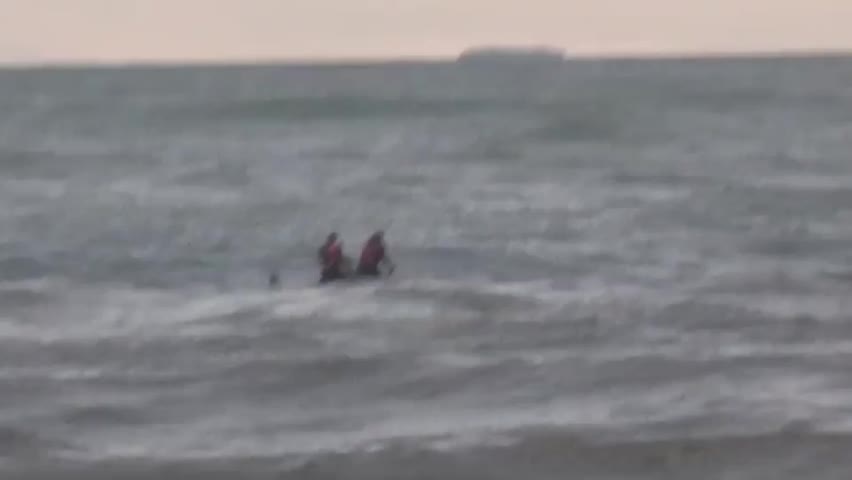 Video - Clip: Nghẹt thở khoảnh khắc giải cứu ngư dân mắc kẹt giữa biển