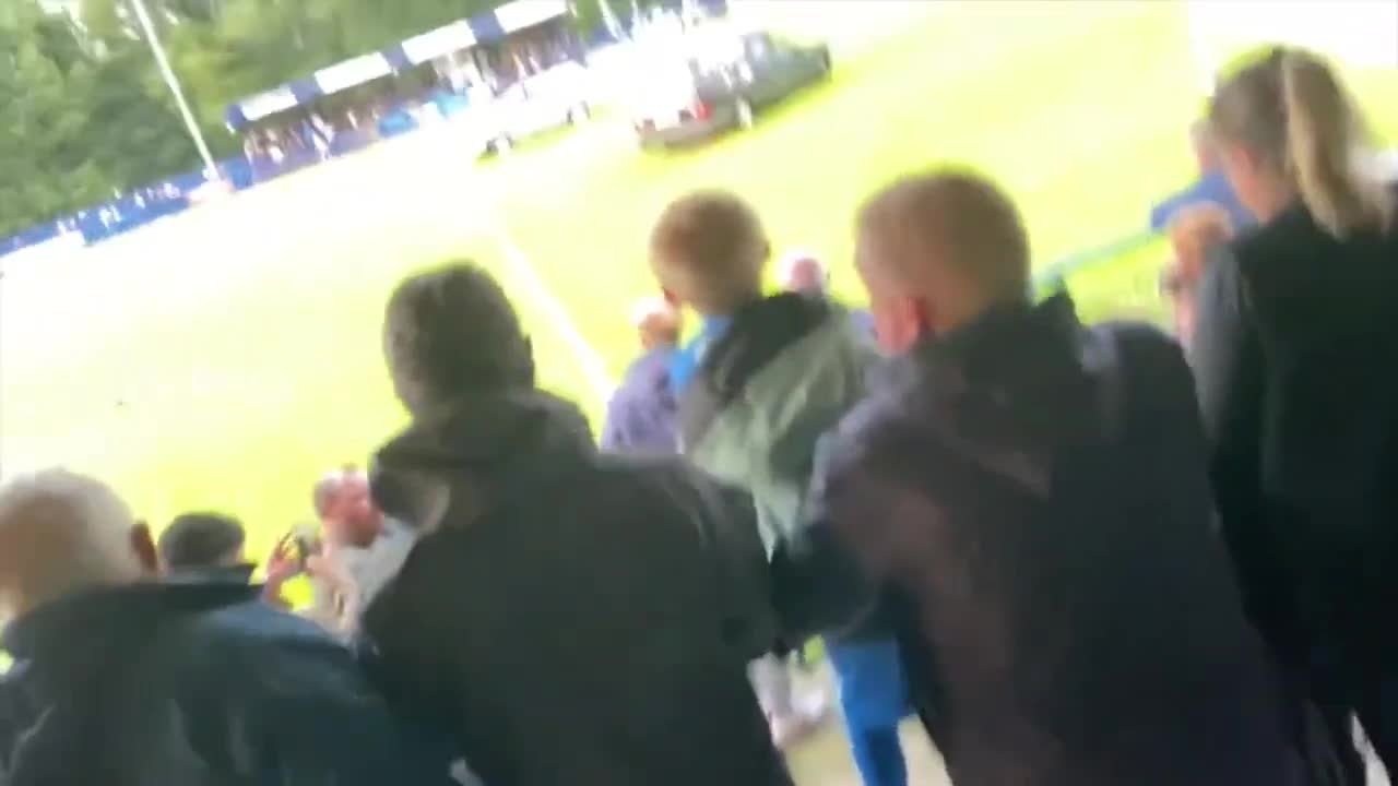 Video - Clip: Xe tang đi thẳng vào sân bóng đá khiến khán giả sợ hãi