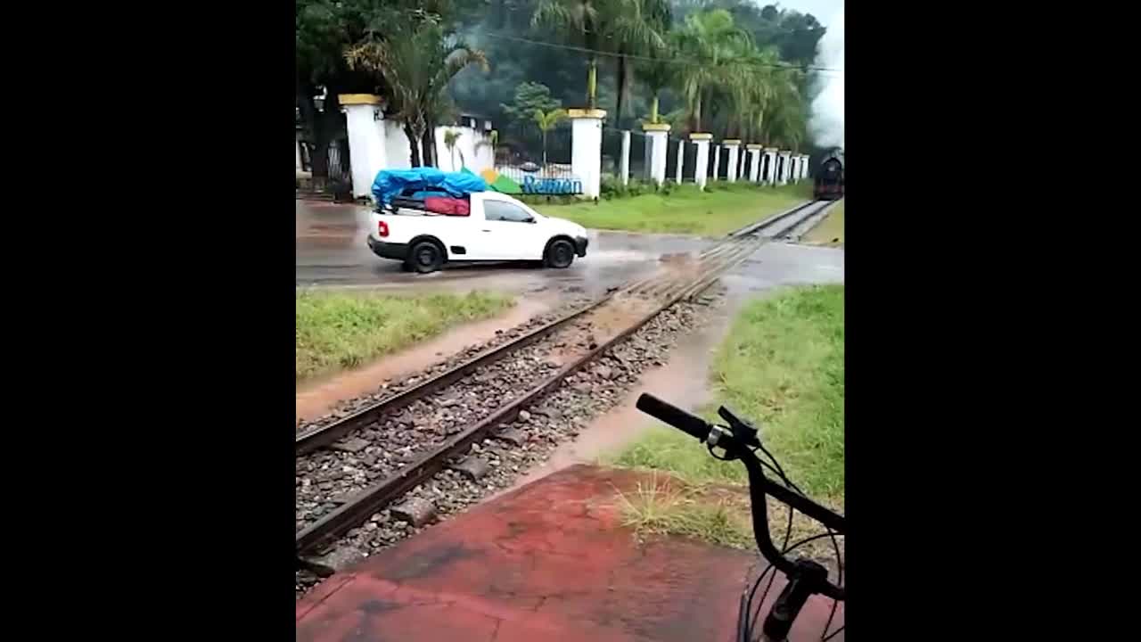 Video - Clip: Ô tô đột ngột dừng giữa đường ray, người phụ nữ sợ hãi bỏ chạy