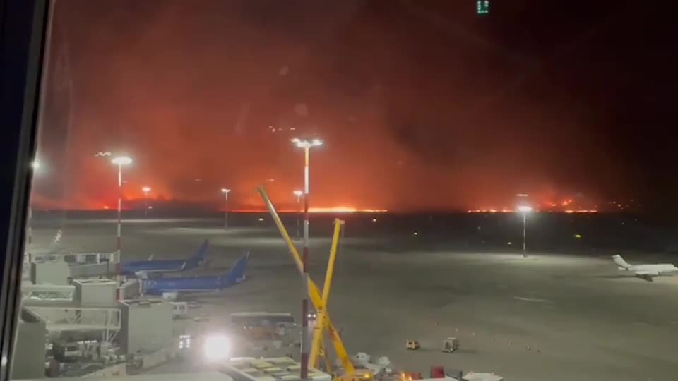 Video - Clip: Cháy rừng dữ dội gần sân bay ở Ý