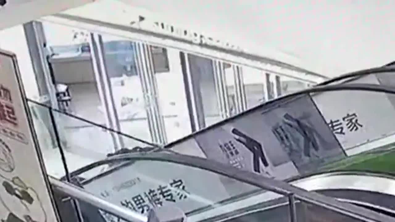 Video - Clip: Bé gái nhanh trí cứu bé trai bị kẹt chân vào thang cuốn