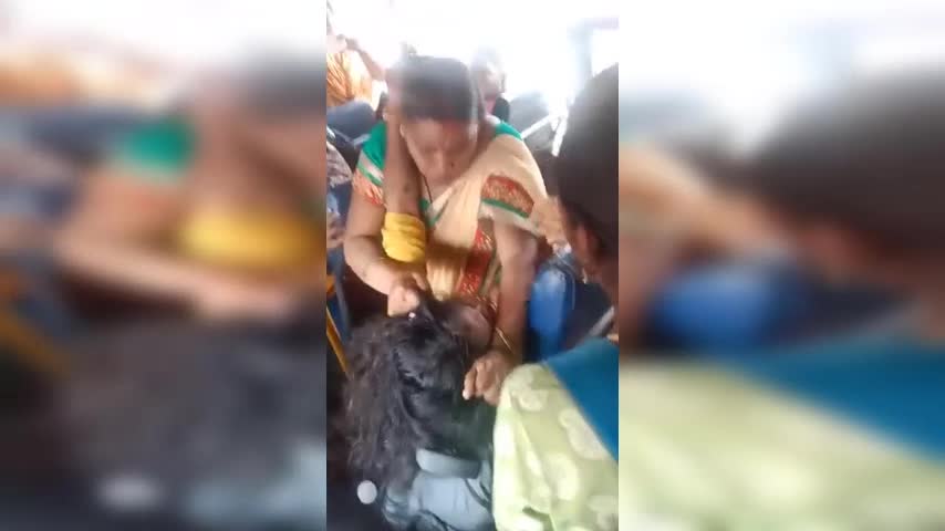 Video - Clip: Giành chỗ ngồi, hai người phụ nữ túm tóc đánh nhau trên xe buýt