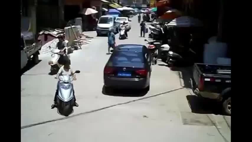 Video - Clip: Người đàn ông bị xe Scooter kéo lê trên đường sau va chạm