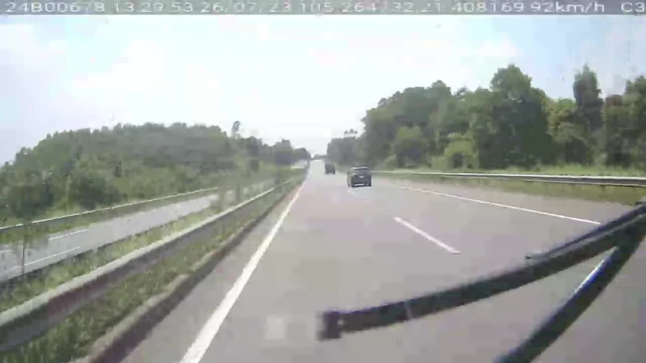 Video - Clip: Tạt đầu xe khách, ô tô con bị đâm xoay ngang trên đường cao tốc