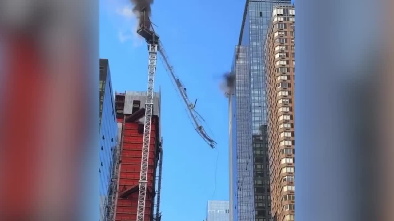 Video - Clip: Khoảnh khắc tháp cần cẩu xây dựng bất ngờ bốc cháy rồi đổ sập