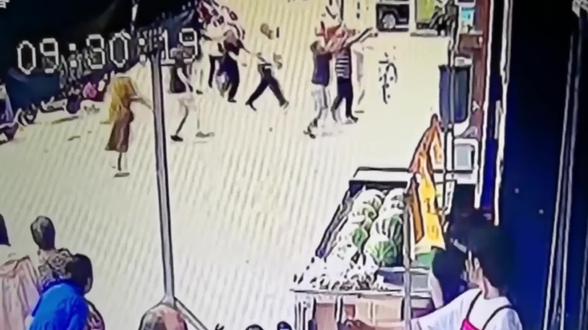 Video - Clip: Tài xế xe buýt dùng tay không cứu sống bé trai rơi khỏi tầng 2