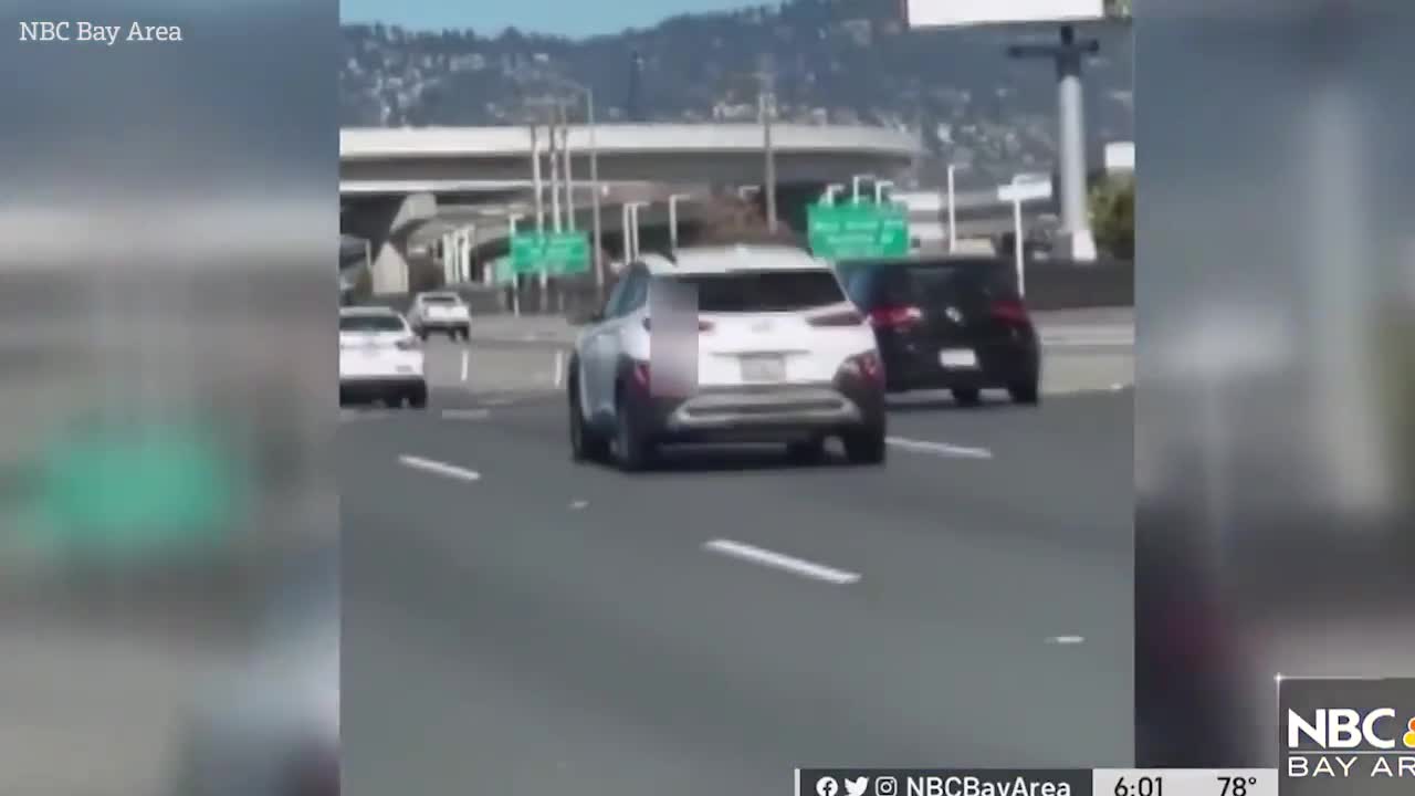 Video - Clip: Người phụ nữ khỏa thân cầm súng bắn nhiều ô tô trên đường
