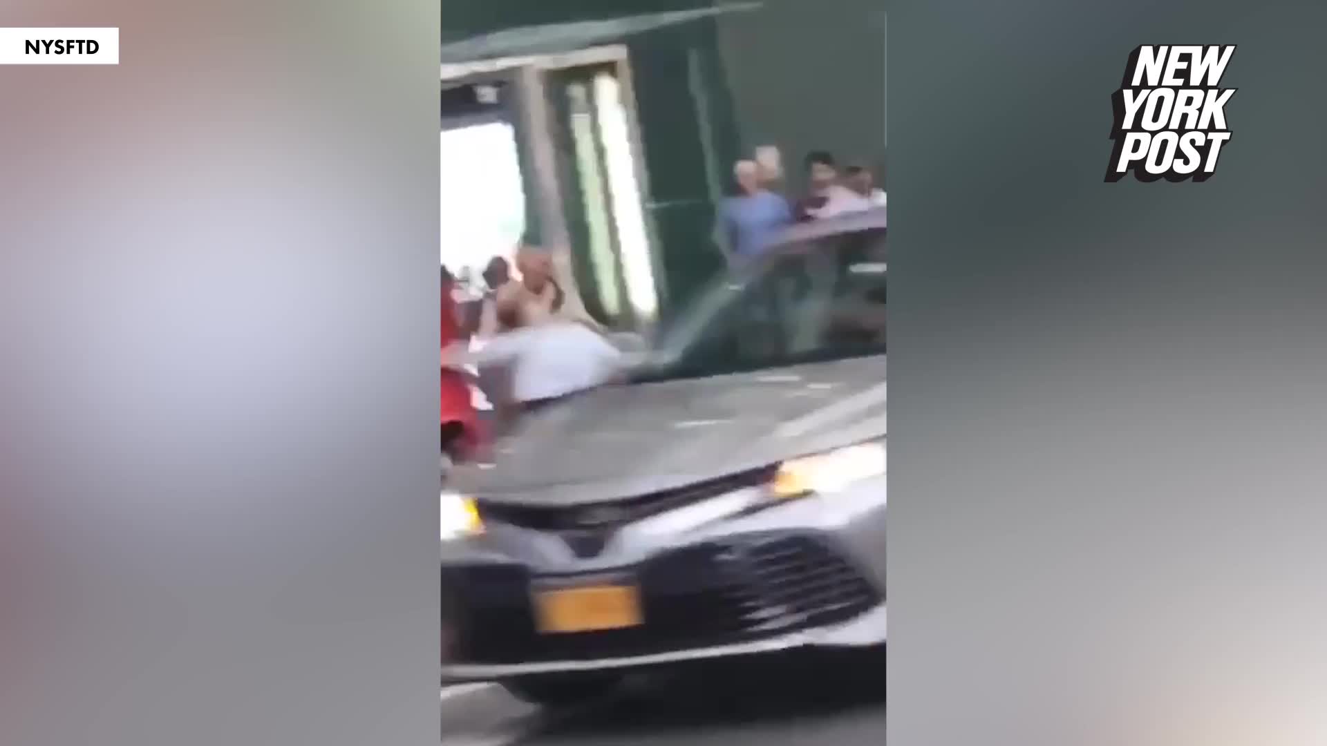 Video - Clip: Tranh cãi, tài xế taxi bị 5 người lao vào đánh hội đồng giữa phố