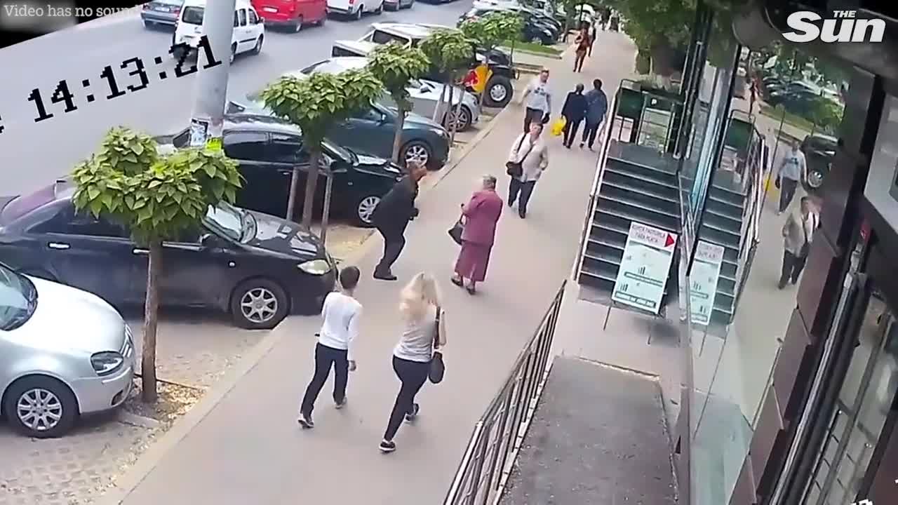 Video - Clip: Người đàn ông vô cớ đấm vào ngực hai người phụ nữ rồi bỏ đi