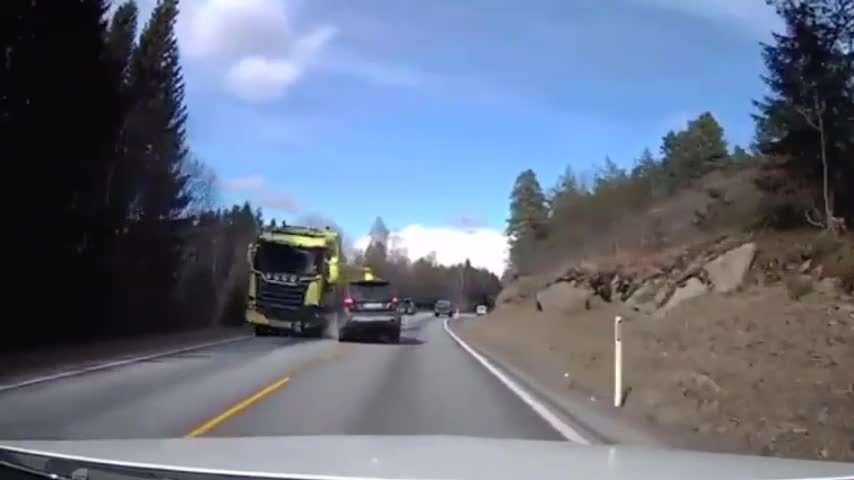 Video - Clip: Ô tô bất ngờ lao sang làn ngược chiều, đâm trực diện xe tải