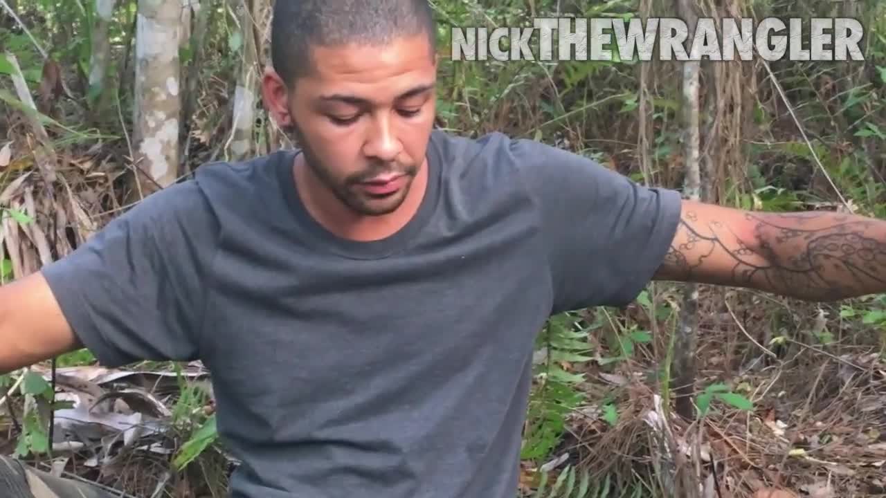 Video - Clip: Bị rắn cực độc bò lên chân, nam thanh niên có phản ứng khó tin