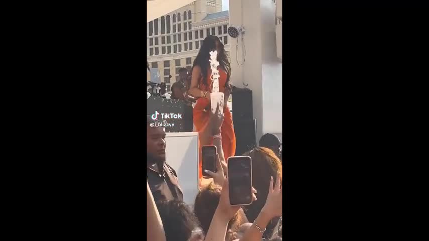 Video - Clip: Bị hắt nước lên người, nữ rapper ném thẳng micro vào khán giả