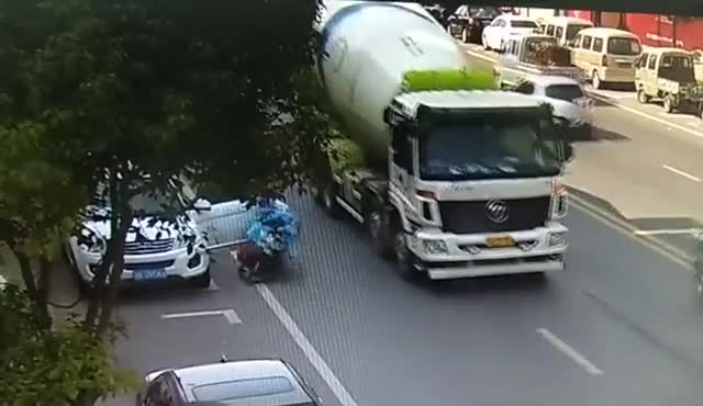 Video - Clip: Tài xế ô tô mở cửa bất cẩn khiến người phụ nữ suýt mất mạng