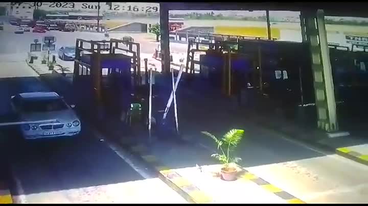 Video - Clip: Xe tải chạy ngược chiều tông vào trạm thu phí, 1 người tử vong