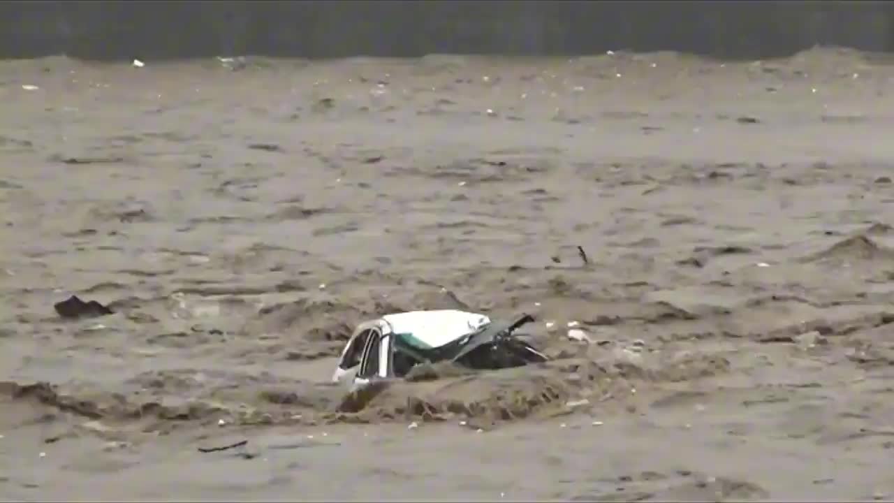 Video - Clip: Liều mạng giải cứu tài xế ô tô mắc kẹt giữa dòng sông dữ