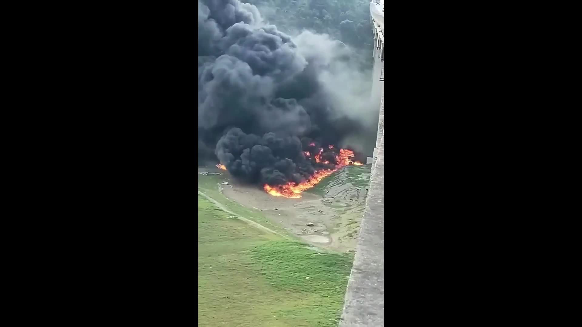 Video - Clip: Xe bồn rơi khỏi cầu vượt rồi bốc cháy dữ dội, 2 người tử vong