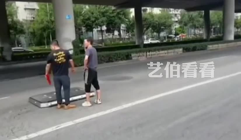 Video - Clip: Pin ô tô điện bất ngờ rơi giữa đường khiến 2 người bối rối