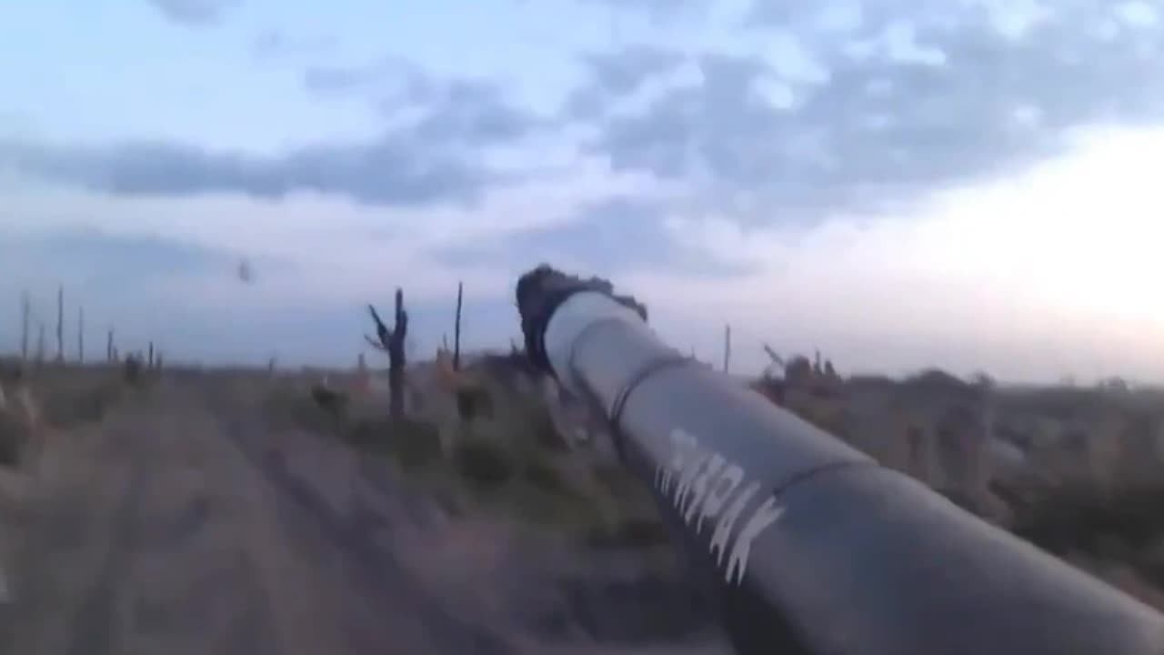 Thế giới - Bị UAV Ukraine tấn công, xe tăng Nga vẫn sống sót, đáp trả dữ dội (Hình 2).