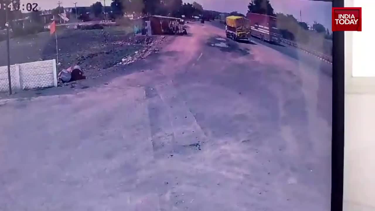 Video - Clip: Container tông trúng ô tô trên cao tốc khiến 10 người tử vong