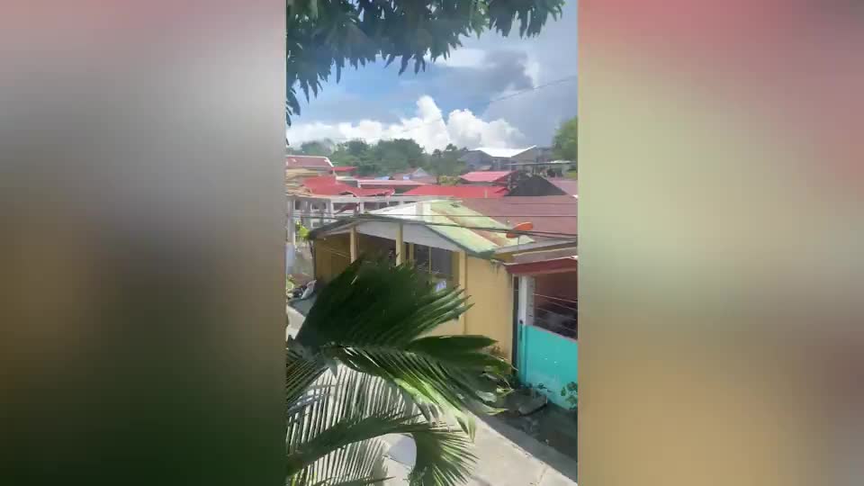 Video - Clip: Lốc xoáy kinh hoàng làm tốc mái nhà ở Philippines