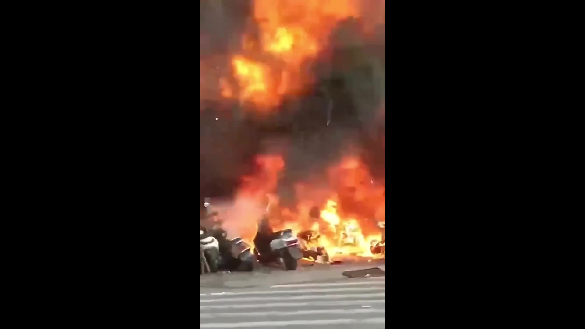 Video - Clip: Ắc quy xe tay ga bốc cháy, thiêu rụi 30 phương tiện trên phố