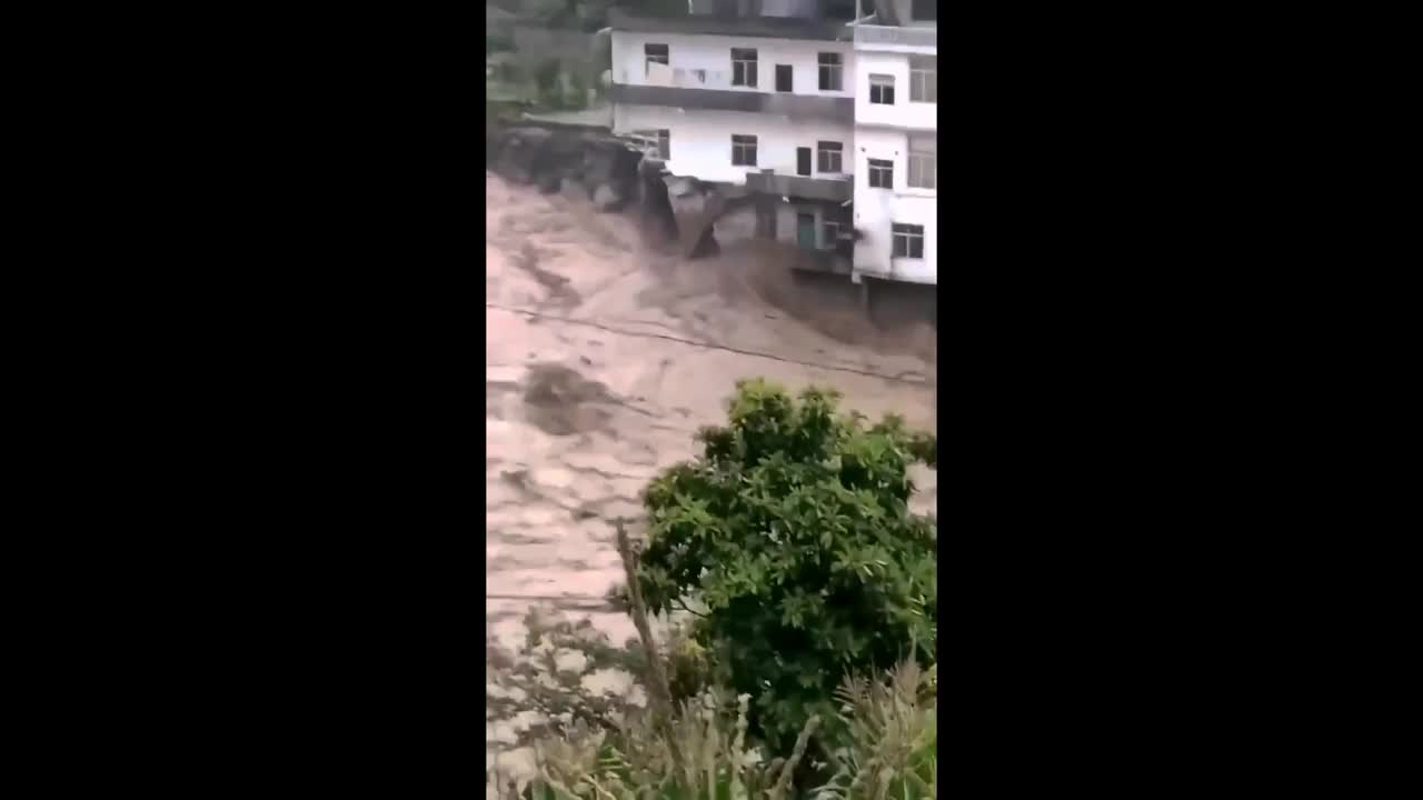 Video - Clip: Kinh hoàng khoảnh khắc nước lũ làm sập nhà ở Trung Quốc