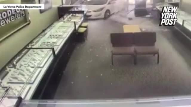 Video - Clip: Cướp lao ô tô vào cửa kính, tấn công chủ tiệm nhằm cướp trang sức
