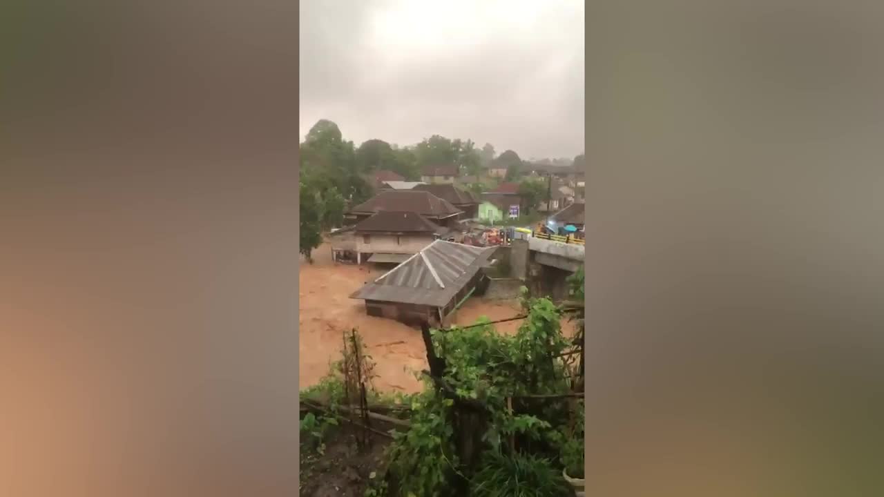 Video - Clip: Kinh hoàng lũ cuốn trôi ngôi nhà khiến một người thiệt mạng