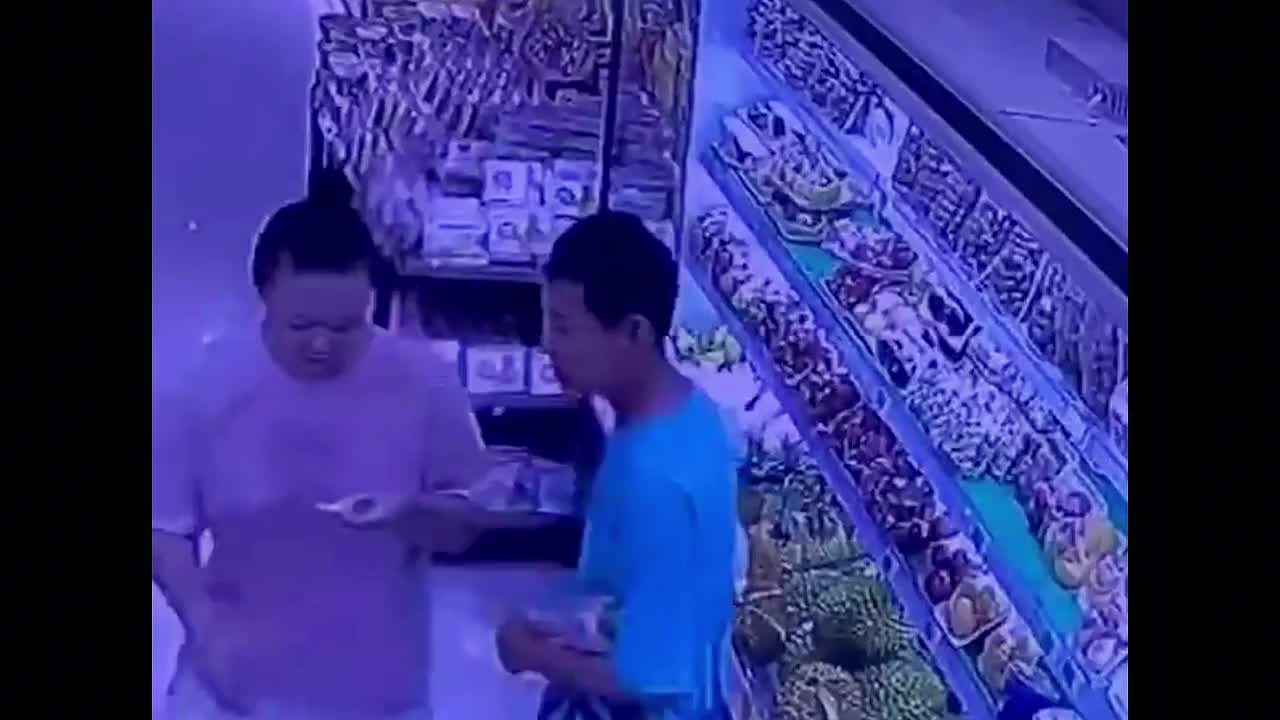 Video - Clip: Người phụ nữ lén mở sầu riêng rồi ăn ngay trong siêu thị
