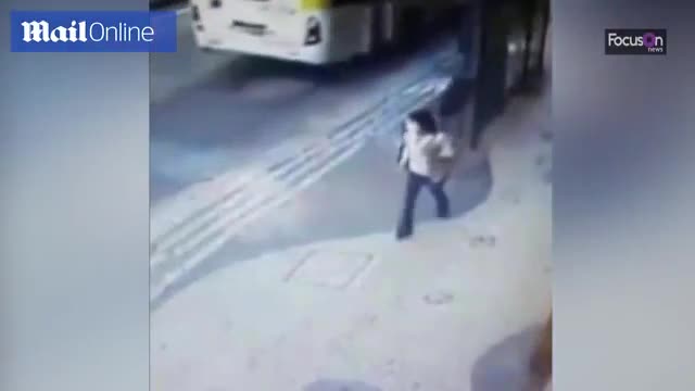Video - Clip: Lốp xe văng lên vỉa hè, đập trúng đầu người phụ nữ đi bộ