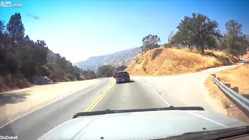 Video - Clip: Vượt ẩu, ô tô con tông trực diện xe bán tải ở ngay khúc cua