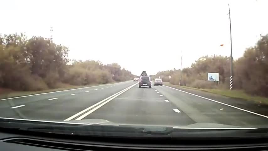 Video - Clip: Cố tình chạy lấn làn để vượt ẩu, ô tô đấu đầu xe ngược chiều