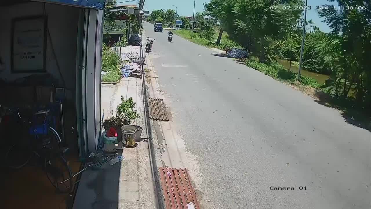 Video - Clip: Dừng xe khó hiểu giữa đường, xe máy bị xe tải tông trúng